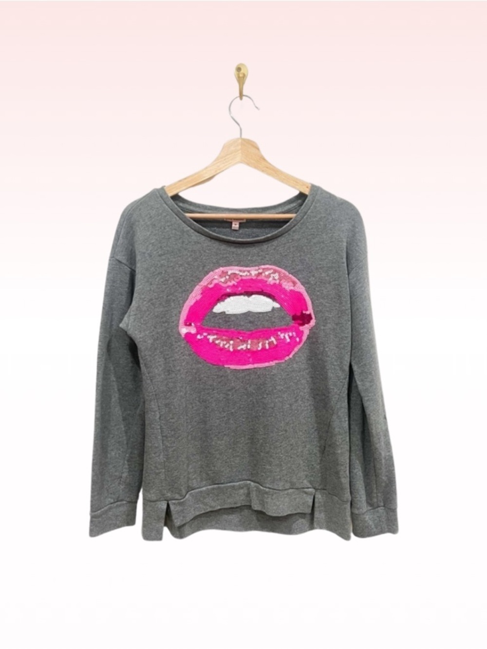 JUICY COUTURE Gray Pullover Pink Lips Sequin Top (Sz M)